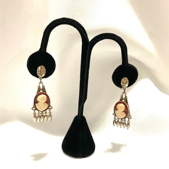 Vintage Gold Tone Acrylic Cameo Screw Back Earrings - Picture 5 of 7